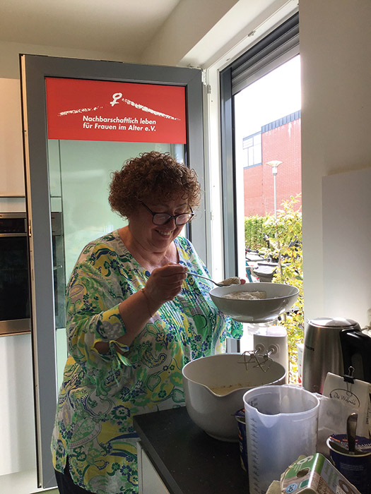 Gemeinschaftsraum WG 5: Wohnfrau Renate beim Backen für die Wohngruppe